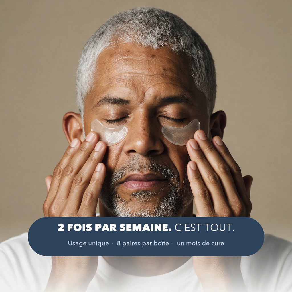 Homme appliquant les patchs contour des yeux Sarveni sous les deux yeux